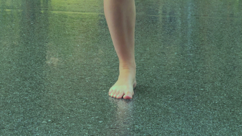 WildLonelyFlower: Bare Legs in the Rain