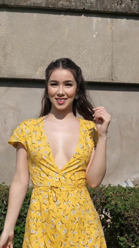Mooie 18-jarige brunette naakt onder haar jurk gaat naar een videocasting