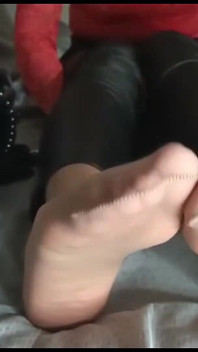尼龙脚撸管指示射在我的脚上！