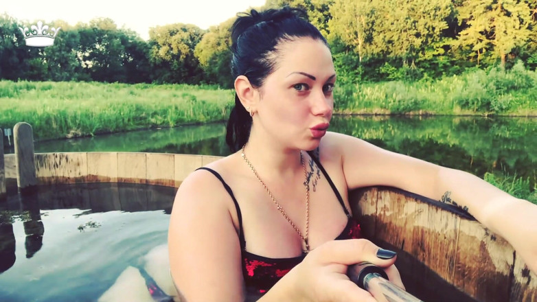 Goddess Misha Goldy: Urocza warga pachnie w ciepłej kadzi na zewnątrz