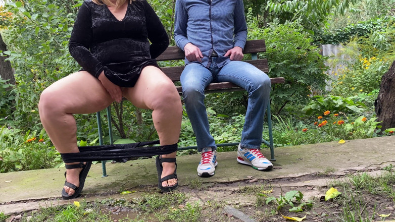 OurFetishLife: Le mutandine sporche dopo la milf pisciare all'aperto eccita il...