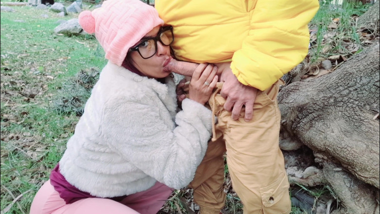 Lady: Big-breasted, big-assed milf suger en pervers gammal mans kuk och...