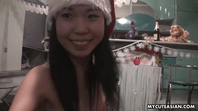 My Cute Asian: Yuan dans eden, sodanın tadını çıkaran ve mastürbasyon yapan Noel Baba...