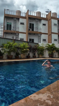 Sfw spielen in unserem schwimmbad drinnen