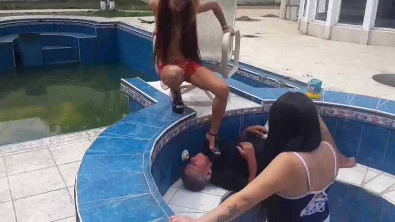 Femdom Austria: Memancut mereka di kolam