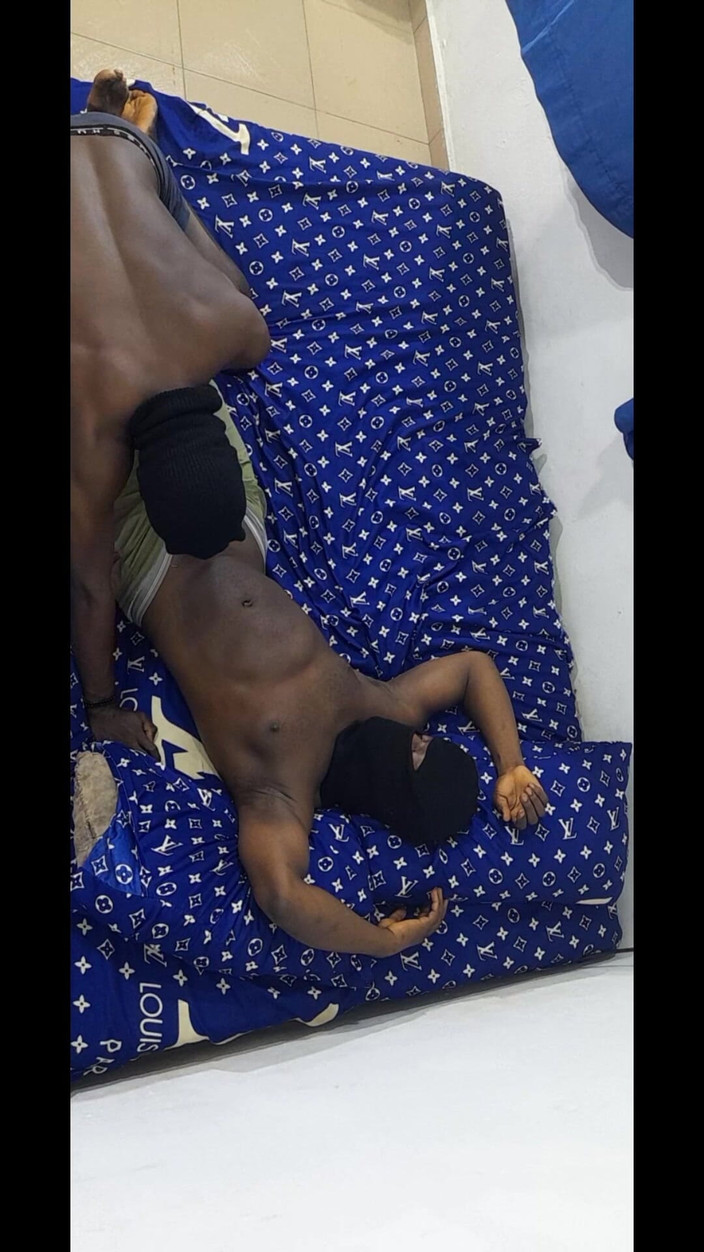 Enigmatic Buoy: Dark Skin Twink tar en Macho Man upp för ett...