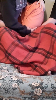 Medan vi tittade på en film började min styvmamma onanera min vagina för första gången på ett riskabelt sätt bredvid min flickvän