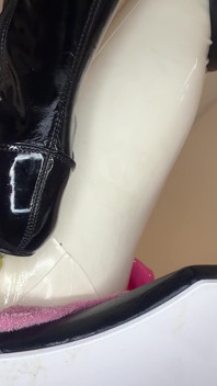 Sissy wird mit einem plug in ihrem arsch gemolken und muss sperma schlucken