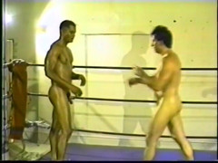 Gays Case: I wrestlers in bianco e nero combattono nudi sul palco