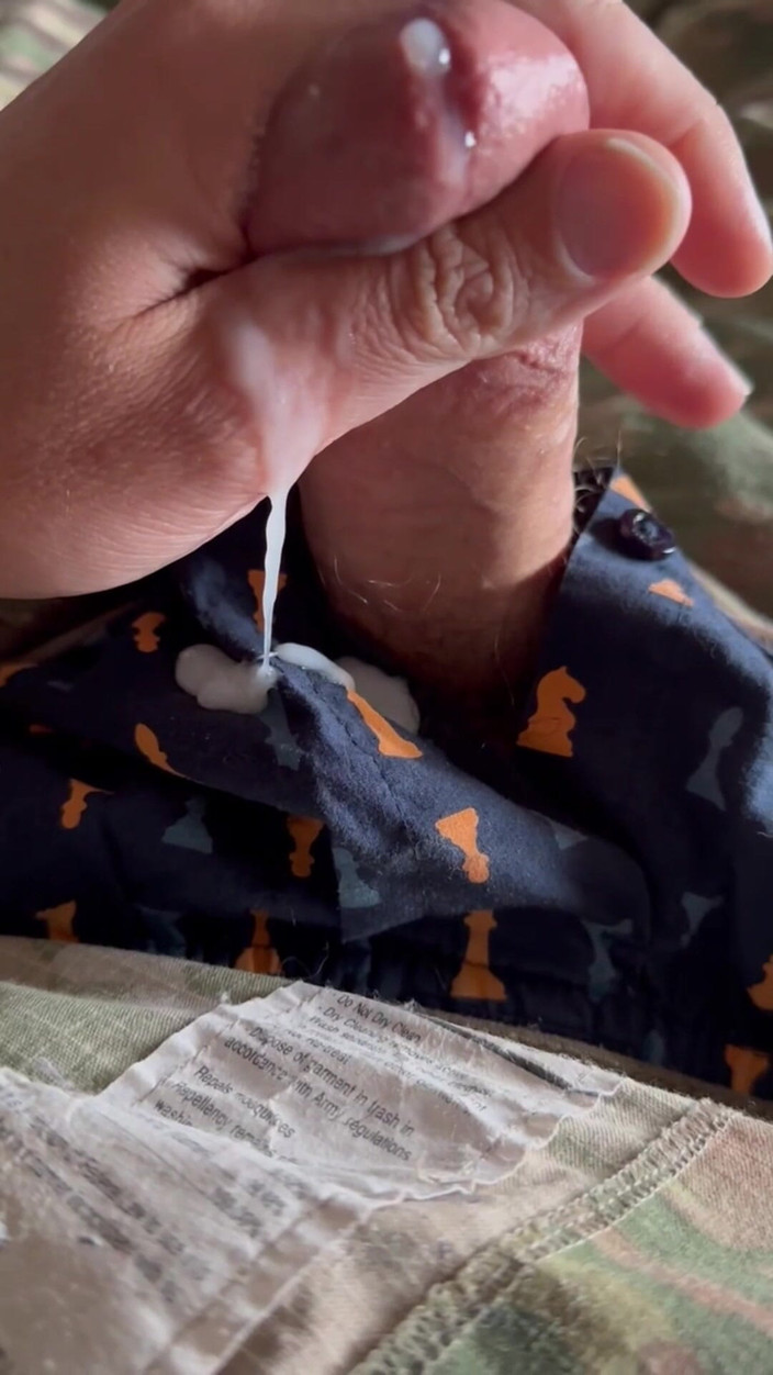 Gay Soldier Stuff: Армійський фахівець дрочить густий кремовий камшот після тижня в полі для тренувань