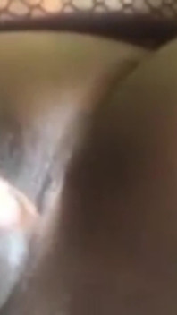 Під час душу моя пизда стимулює мій клітор вібратором