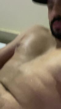 Gozando na banheira depois de se masturbar e abrir porra na barriga
