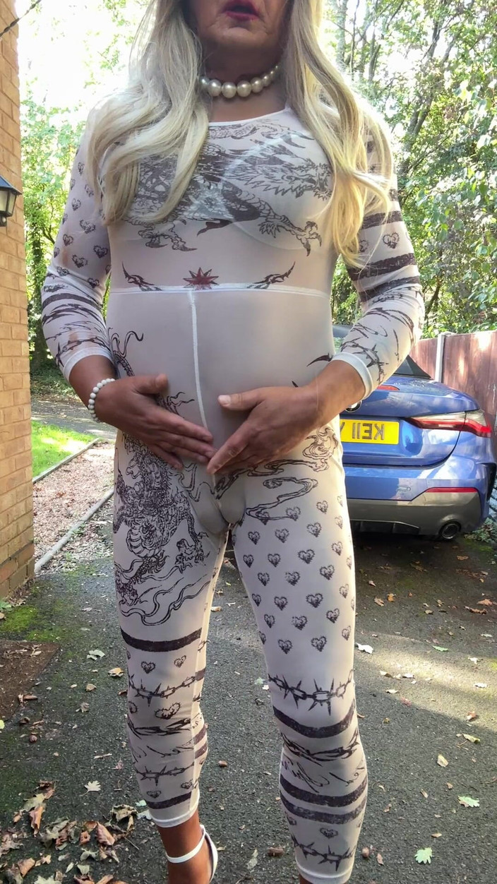 Kellycd2022: Travestit sexy Kellycd2022 în costum alb sexy și tocuri