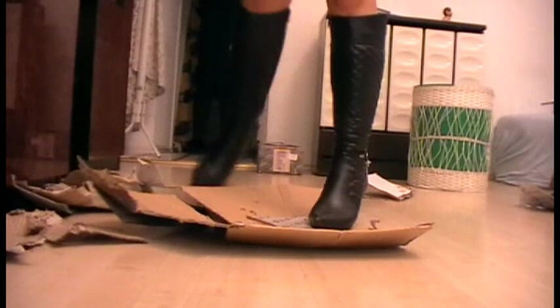 Foot Girls: Crushing-box mit high heels stiefeln