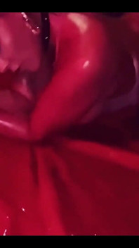 La signora red x ama essere vetri - spogliarello