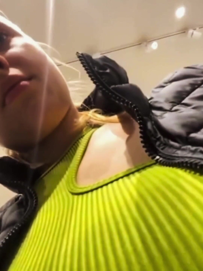 JuiceLussie: Procházka s vibrátorem v kundičce