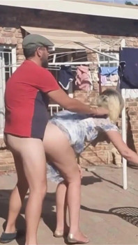 Çamaşırları çıkartırken açık havada sikişiyor