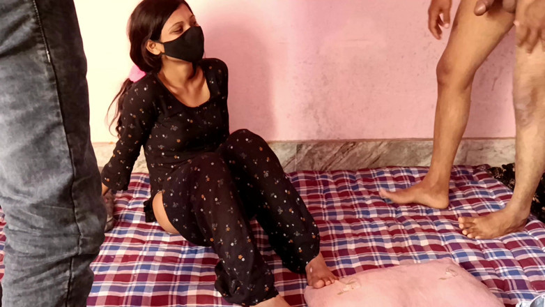 HousewifeGeeta: कमसिन नौकरानी की दो बड़े लंड वाले दोस्त द्वारा तीन लोगों वाली चुदाई में चुदाई