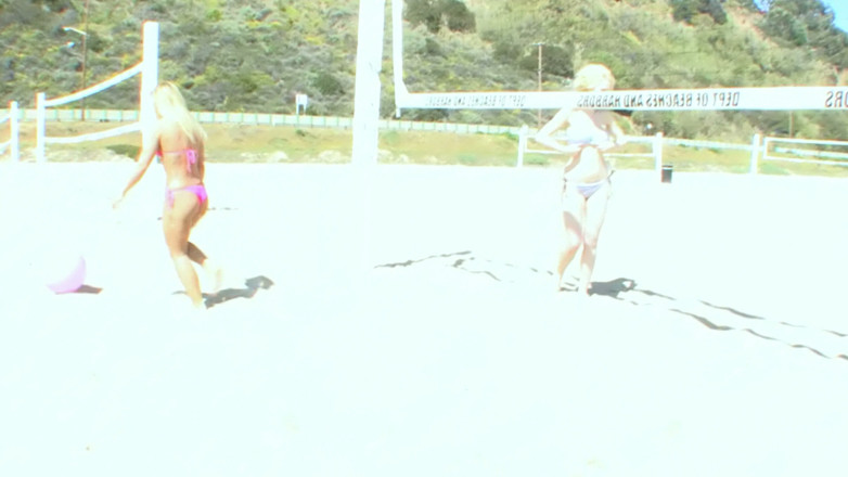 Lesbian Love Movies: Наклонившаяся над синем диване - бледную блондинку лижут сзади