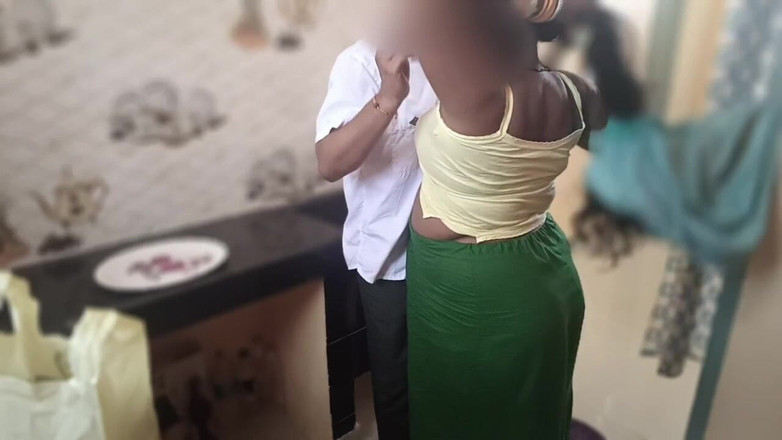 Telugu-fuckers: Desi madrasta fodida na cozinha, eu a fodi para surpresa...