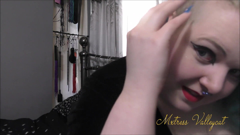 Mxtress Valleycat: Blue oval nails show off