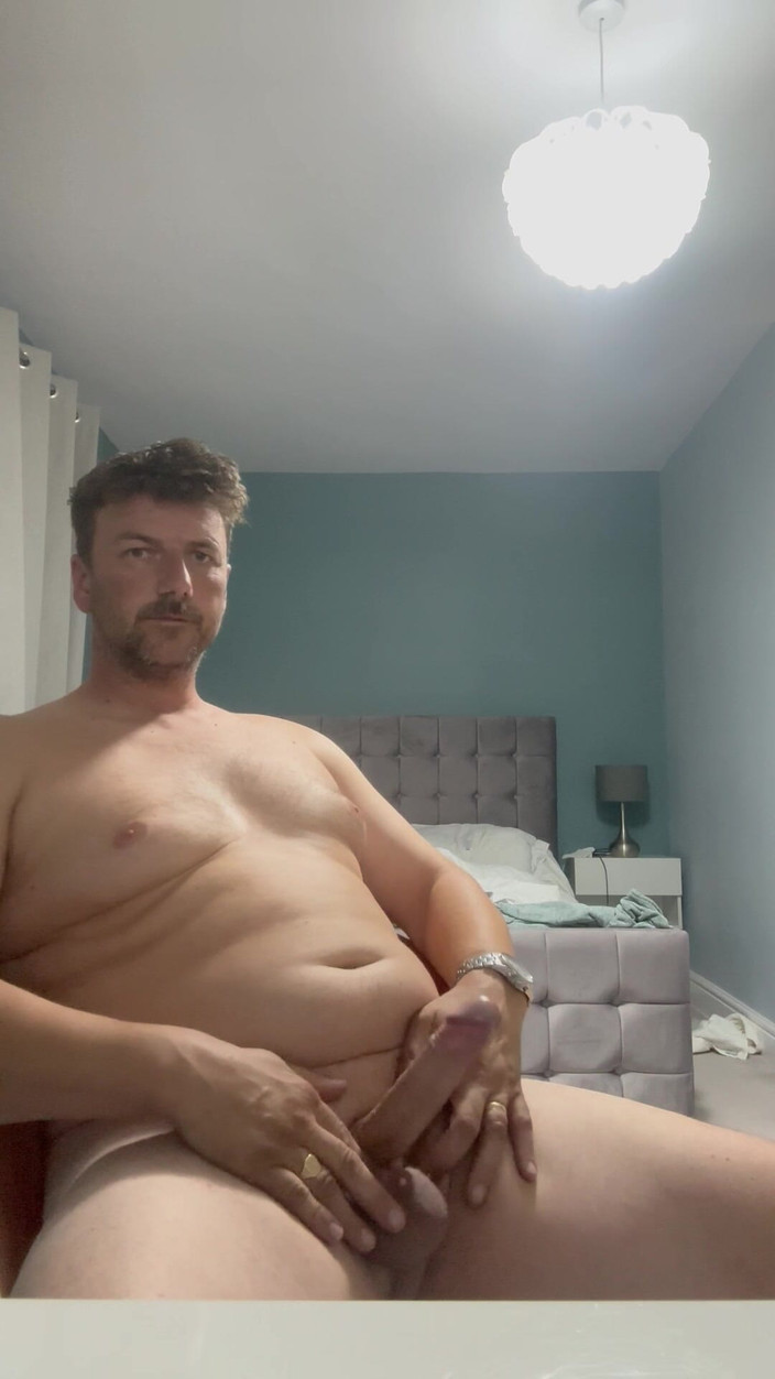 Jeffery videos: Un papa excité se branle et se doigte le cul
