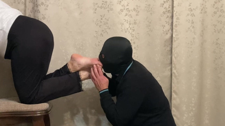 Niki studio: Ignoring Her Foot Slave - Foot Worship