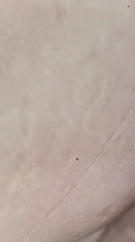 Una donna dai capelli neri sul comò