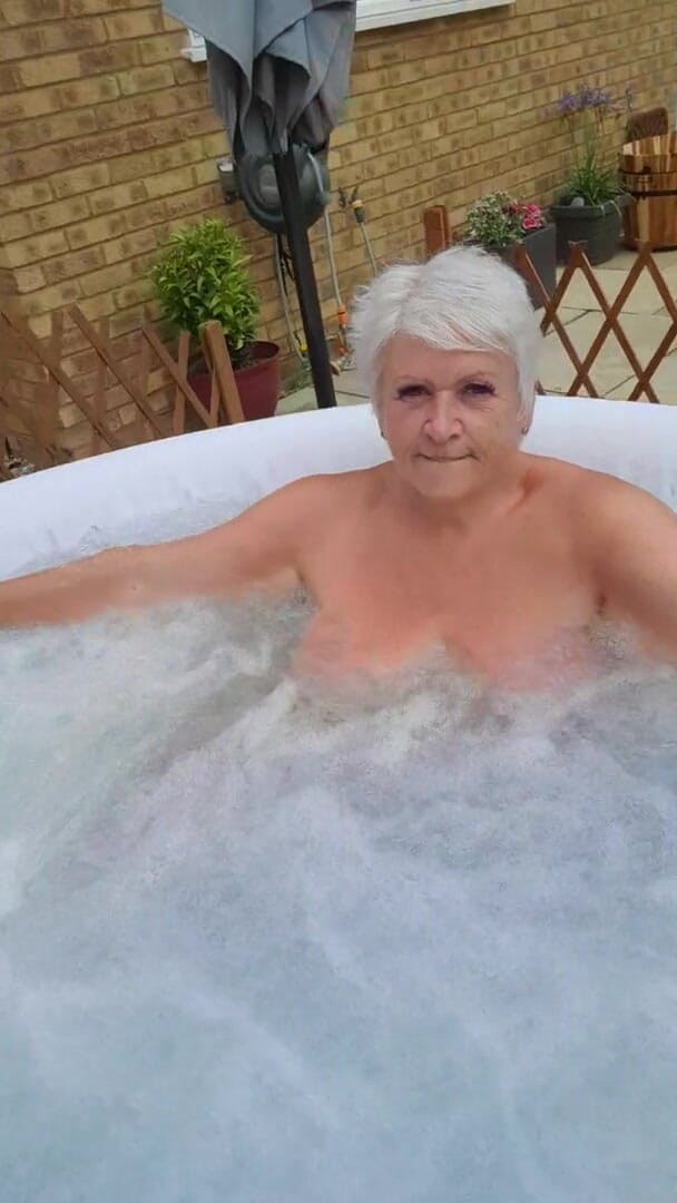 Uk Joolz: Stoute naakte hot tub