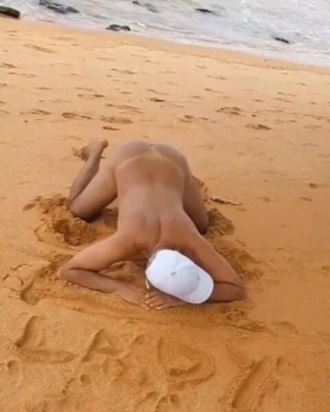 Ladysilvas: Ladysilva lagi asik pamer pantat bahenolnya sambil bugil di pantai...