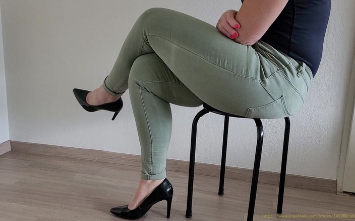 MisS Angel: Celana jins seksi dengan celana jins warna hijau dan sepatu...