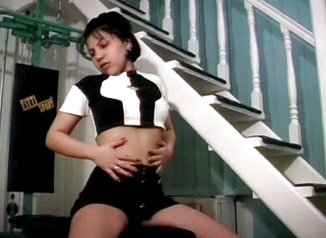 Java Consulting: Si jalang berambut coklat menggerudi pepeknya dengan dua alat penggetar