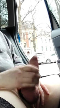 Enorme cumshot van mijn auto op een drukke parkeerplaats