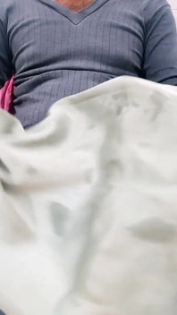 Porno cu labă cu mătase satinată - Frecarea capului pulii cu costum de satin galben print al surorii vitregi (83)