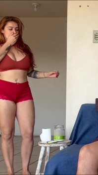 ¡la Vecina Pelirroja Pilló a Su Vecina Masturbándose Y Acabó Con Un Chorro De Semen Dentro De Su Coño!