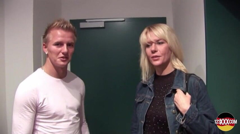 123XXX - 100% Amateurs: Dzika blondynka MILF z Niemiec pokazuje, jak to się robi
