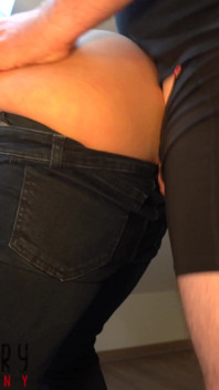 तंग जींस में सेक्सी milf(चोदने लायक मम्मी) फूली गांड की पिटाई और जींस पूजा में वीर्य