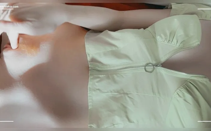 FoxyAleksa: Drobná zrzavá kundička dostane orgasmus. Masturbace malého klitorisu a sladký...
