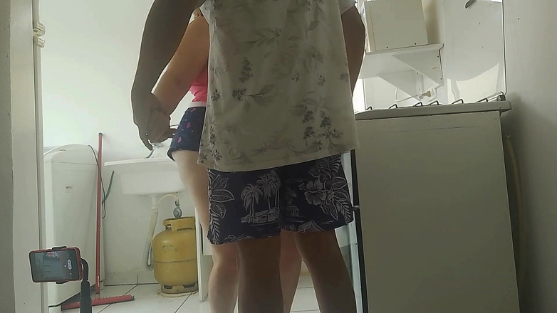 UtopianHumor507: Śliniła się nad całym penisem chłopaka, zostawiając go gotowego, by...