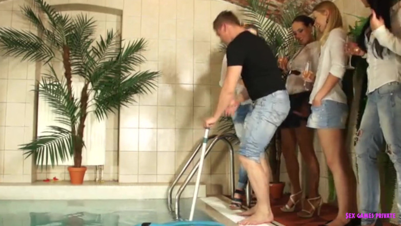 Czech Pornzone: Mad pool orgy