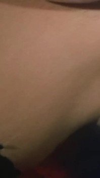 Ta puszczalska milf sprawia, że jej toyboy spust