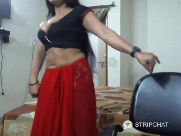 Indiandesiriya: 브르포어 캐스팅하는 동안 인도 스타일로 핫한 세미 누드 댄스를 추는 인도 바비