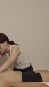 Rustig en verlegen massagemeisje wordt in een snel escalerend moment getrokken dat alles verandert