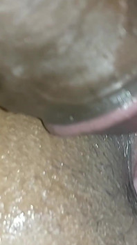 Rakaman dekat pepek Pinki berkongkek gaya doggy dan pancutan mani pada pepek