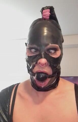 Sabrina Sissy: Sabrina sissy-fetisch-latexmaske und knebel-ball