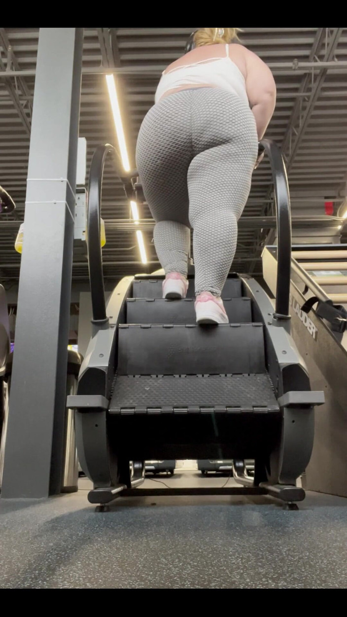Miss Pink Plush: Kamu mau bantu nglatih aku di gym atau malah nonton...