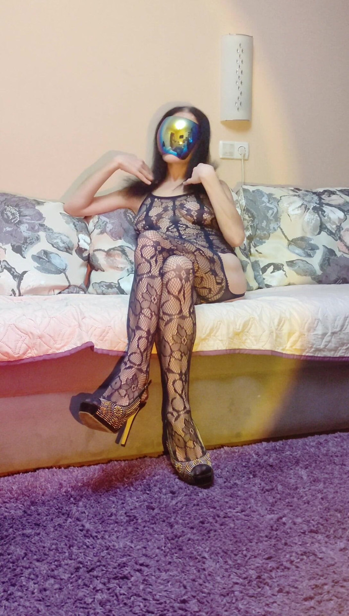 Hotlia: 에로틱 란제리를 입은 날씬한 라이더