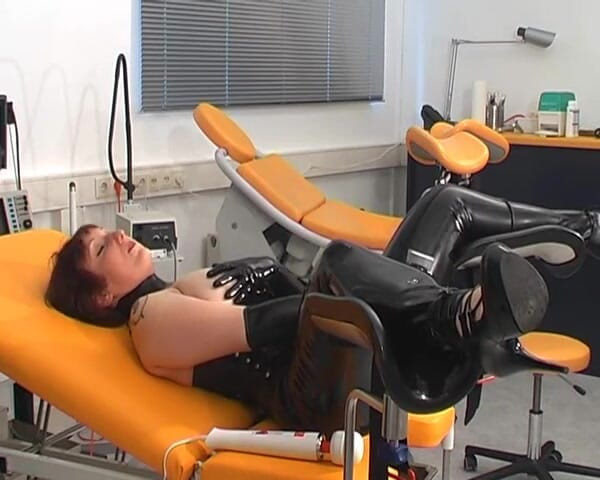 Rubber & Clinic Studio - 1ATOYS: Мастурбація в гумі на гінекологіці