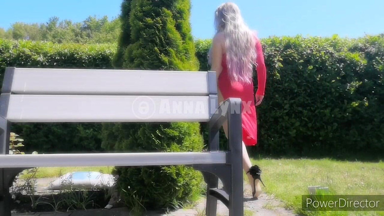 Anna Lynx: Masturbation sur un banc dans le parc