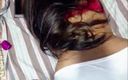 Hotwife Srilanka: Sexy manželka ošukaná přítelem svého manžela, zatímco sleduje porno